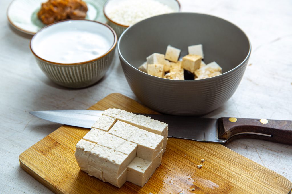 Tofu geschnitten und mariniert