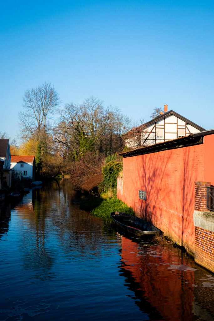 Das Bild zeigt die Hauptspree (einen Fluß) in der Kleinstadt Lübbenau. Auf dem Fuß liegt ein kleiner Kahn