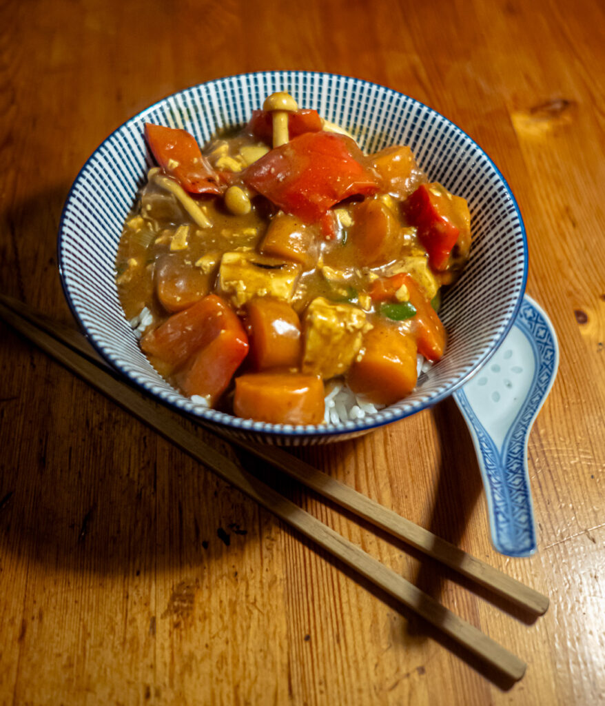 Eine Schüssel voll mit japanischen Curry