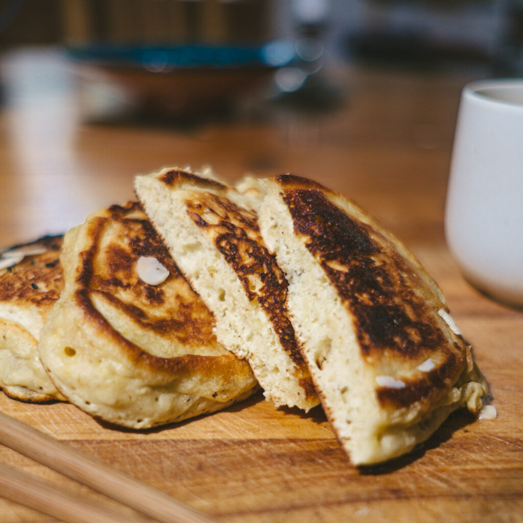 Eine Bananae, eine Tasse Mehl und etwas Milchersatz ergeben einen tollen Pancake